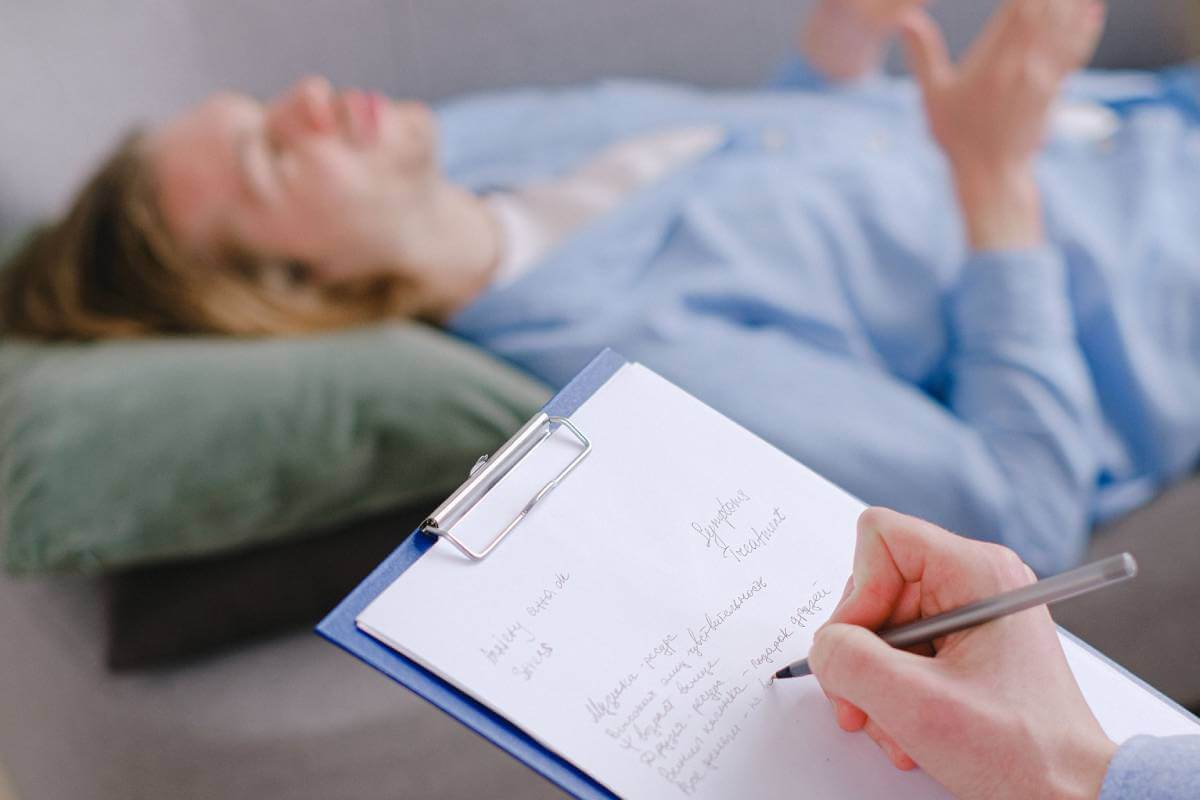 Jak od środka wygląda terapia traumy? Czego się spodziewać podczas psychoterapii?